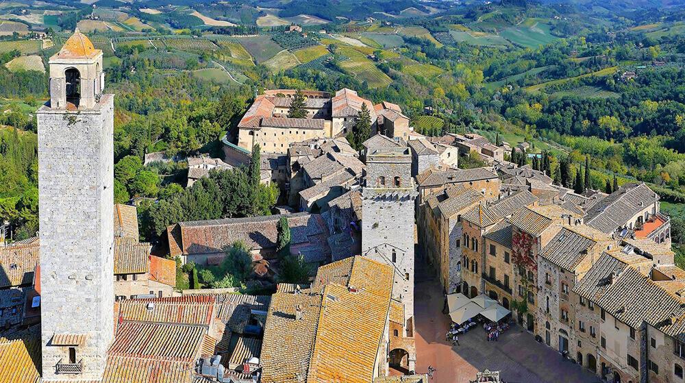 I tetti delle case di San Gimignano con la vallata sullo sfondo