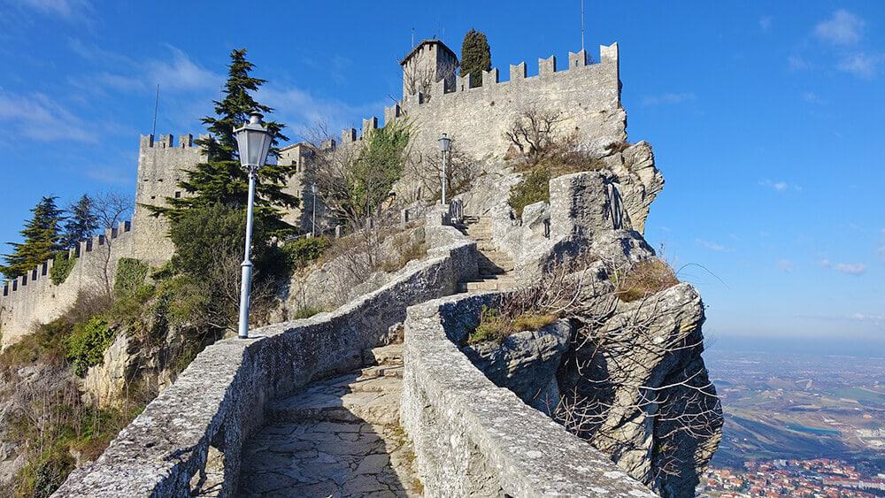 La stretta scalinata in pietra che porta al Castello di San Marino