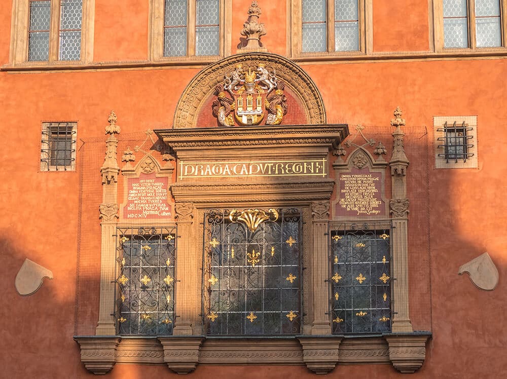 Praga Caput regni una targa nella piazza della Città Vecchia di Praga