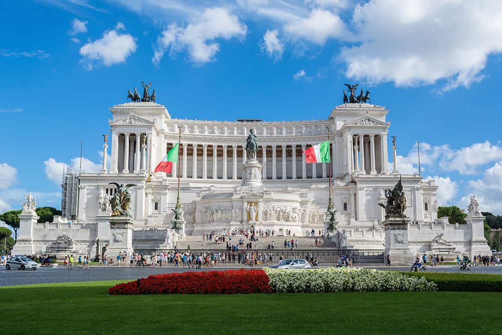 Cosa vedere a Roma in 4 giorni | Altare della Patria in una giornata di sole Rome, con le bandiere italiane che sventolano