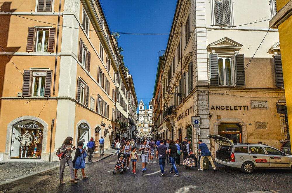 Cosa vedere a Roma in 4 giorni | Via Condotti, la strada dello shopping a Roma, con le scalinate di piazza di Spagna sullo sfondo