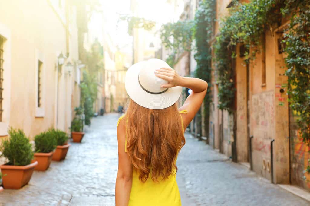 Donna a passeggio per Roma in primavera