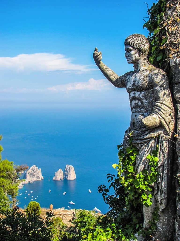 Statua a Capri con Faraglioni sullo sfondo