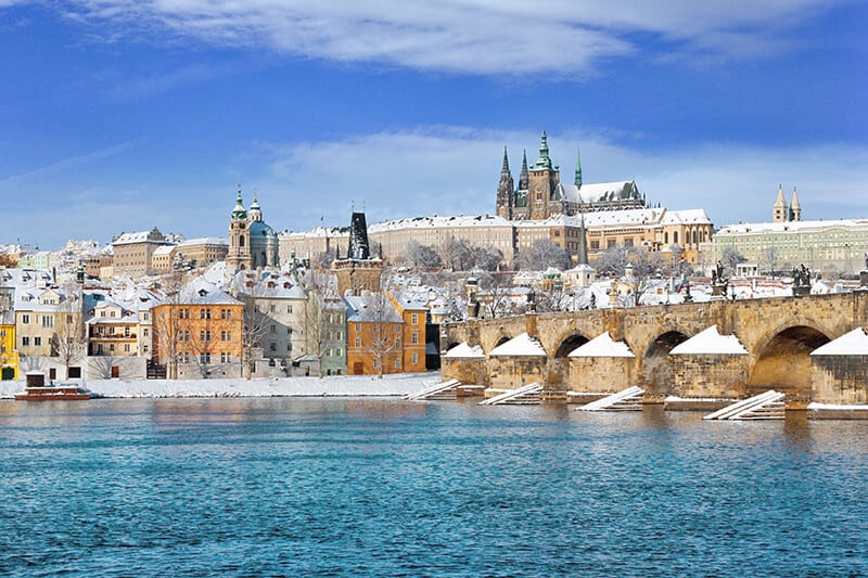 Praga e il Ponte Carlo ricoperti di neve in inverno