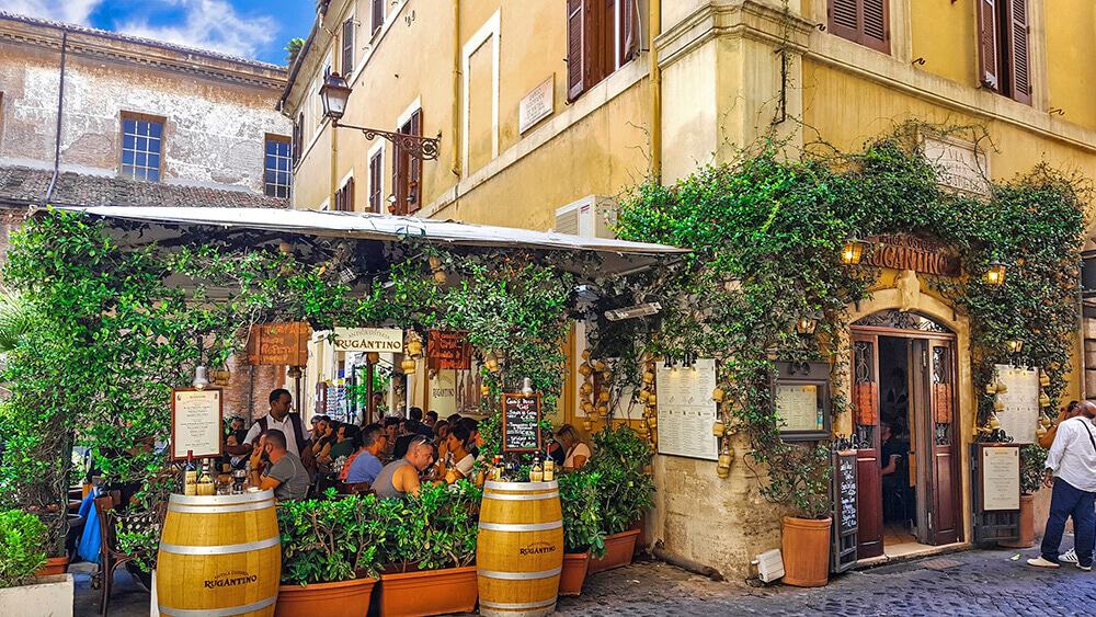 Una trattoria tipica a Roma, Il Rugantino, con tavolini all'aperto