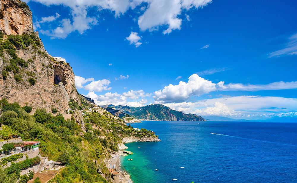 Vacanze al mare in Costiera Amalfitana | La spiaggia di Duoglio sulla Costiera Amalfitana vista dall'alto
