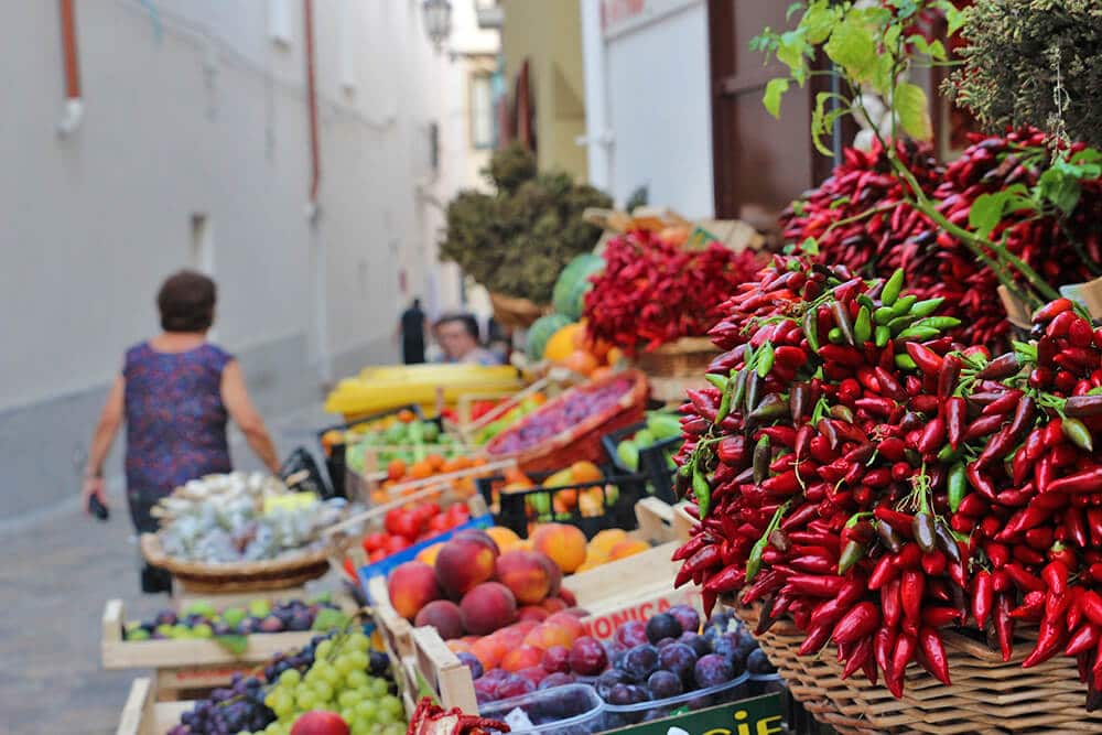 Mazzi di peperoncino calabrese in vendita al mercato