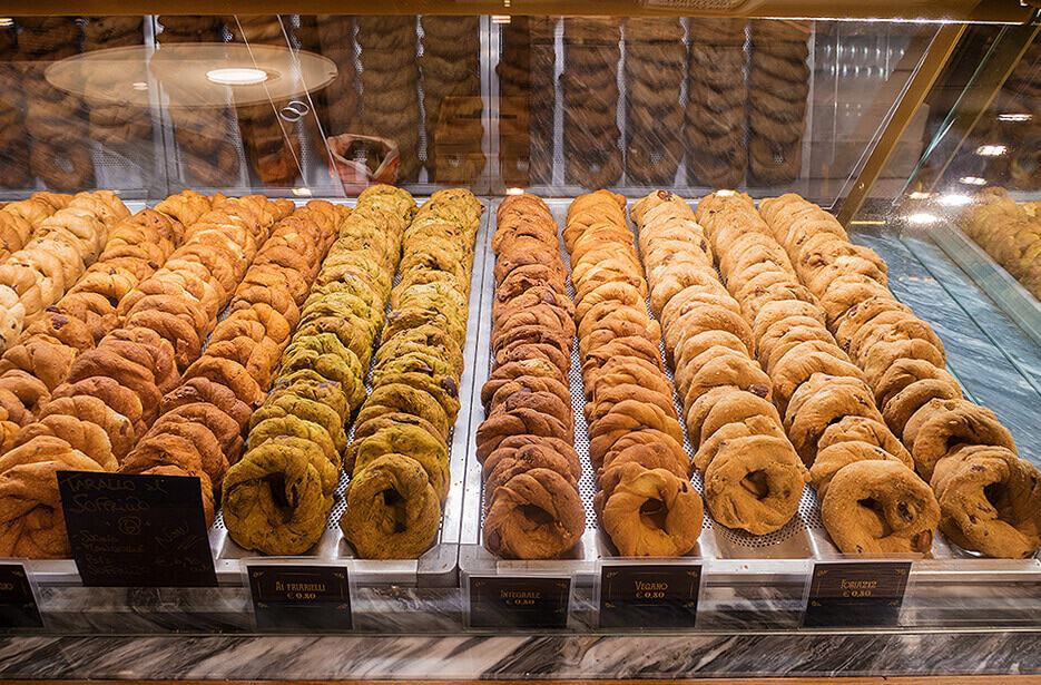 Taralli in vetrina alla Taralleria Napoletana