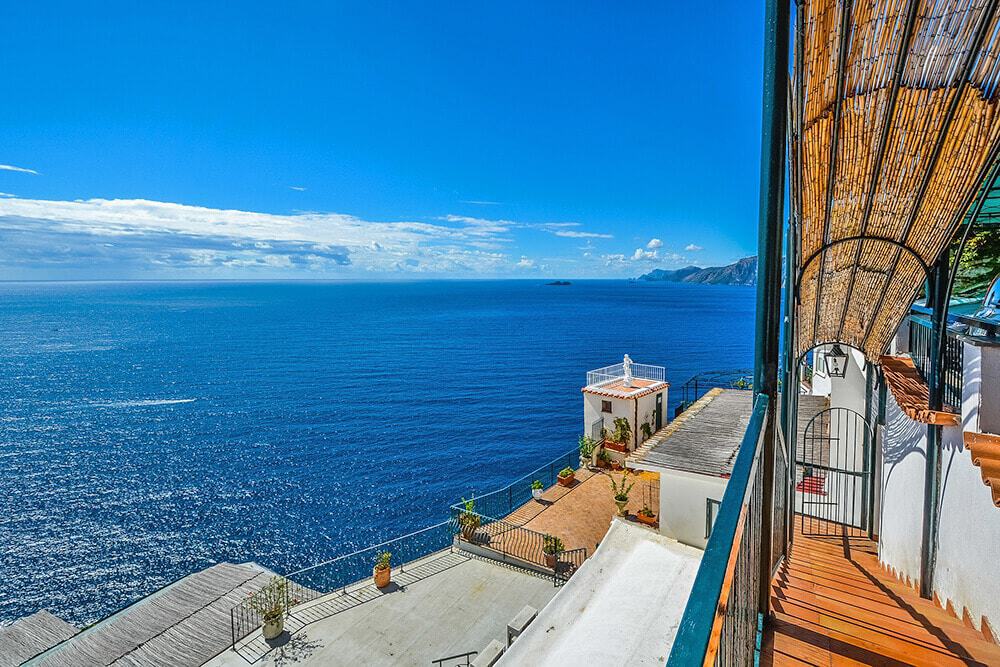  Hotel sulla Costiera Amalfitana - Strette scalette in cotto scendono fino alla spiaggia a Praiano