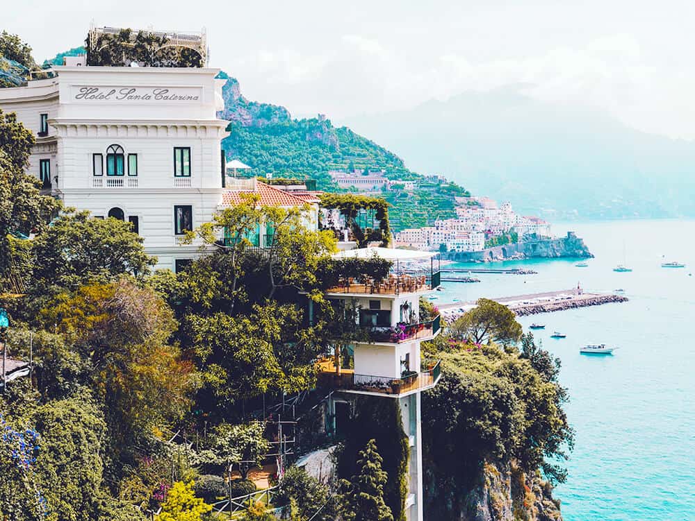  Hotel sulla Costiera Amalfitana - L'Hotel Santa Caterina a picco sul mare con la Costiera sullo sfondo