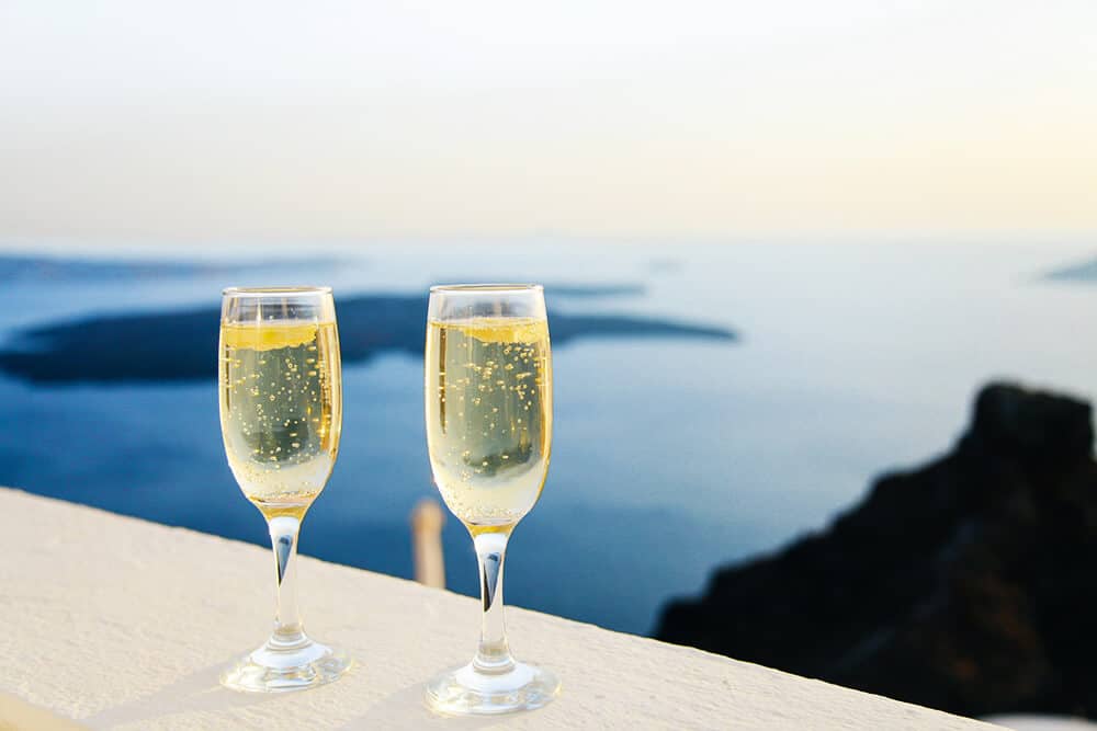  Hotel sulla Costiera Amalfitana - due bicchieri di prosecco a Ravello con il mare sullo sfondo
