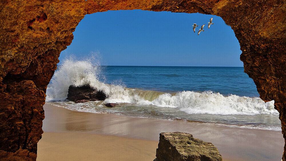  Hotel sulla Costiera Amalfitana - Spiaggia e mare visti dall'ingresso della Grotta di Pandora