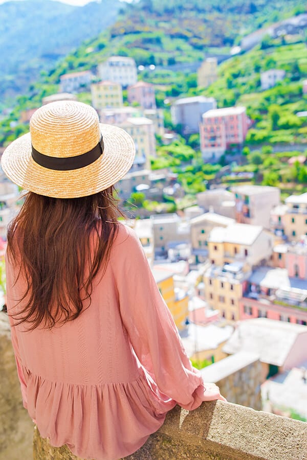 Ragazza in posa alle Cinque Terre