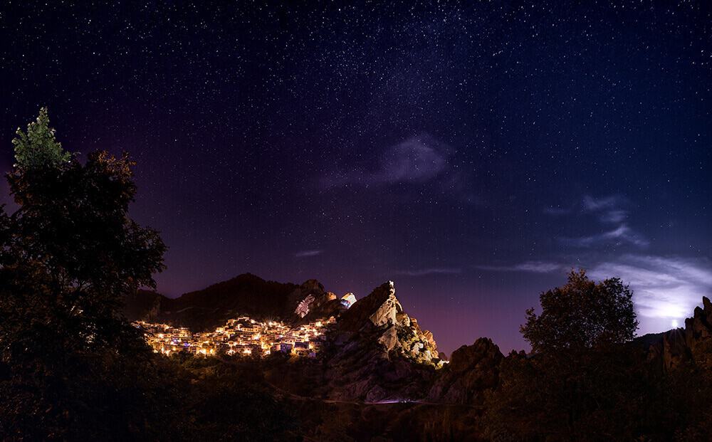 Panoramica di Castelmezzano di notte sotto un cielo stellato