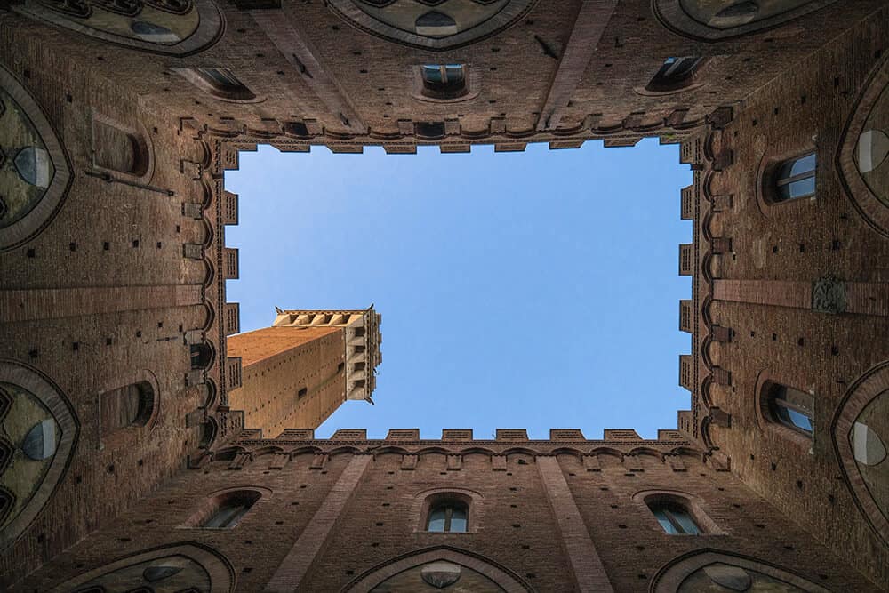 Vista di un edificio storico a Siena dal basso verso l'alto