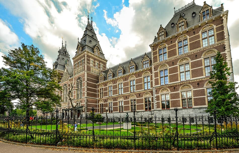 L'imponente facciata del Rijkmuseum ad Amsterdam con i suoi magnifici giardini 