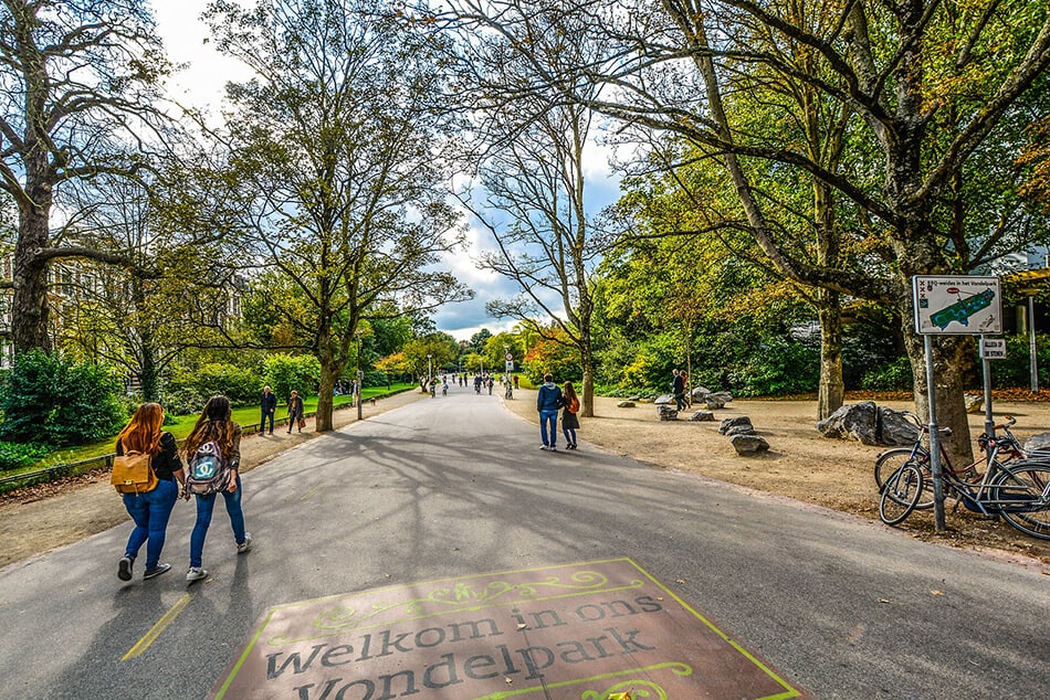 Ingresso al parco Vondelpark di Amsterdam in una bella giornata primaverile