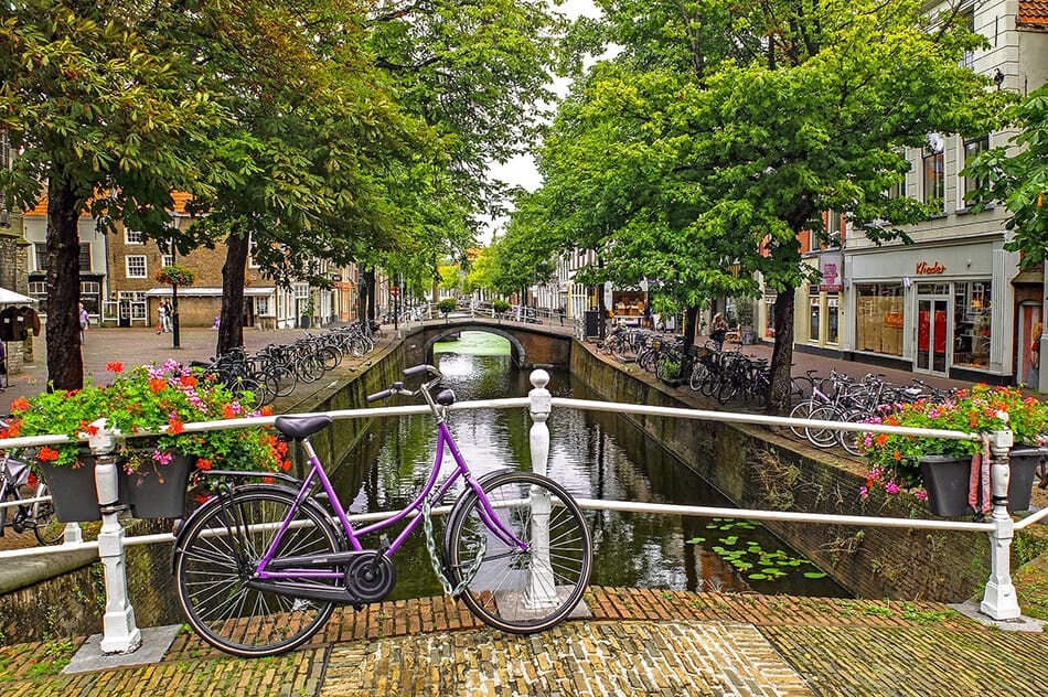 Bicicletta a noleggio parcheggiata lungo uno dei canali di Amsterdam (Paesi Bassi)