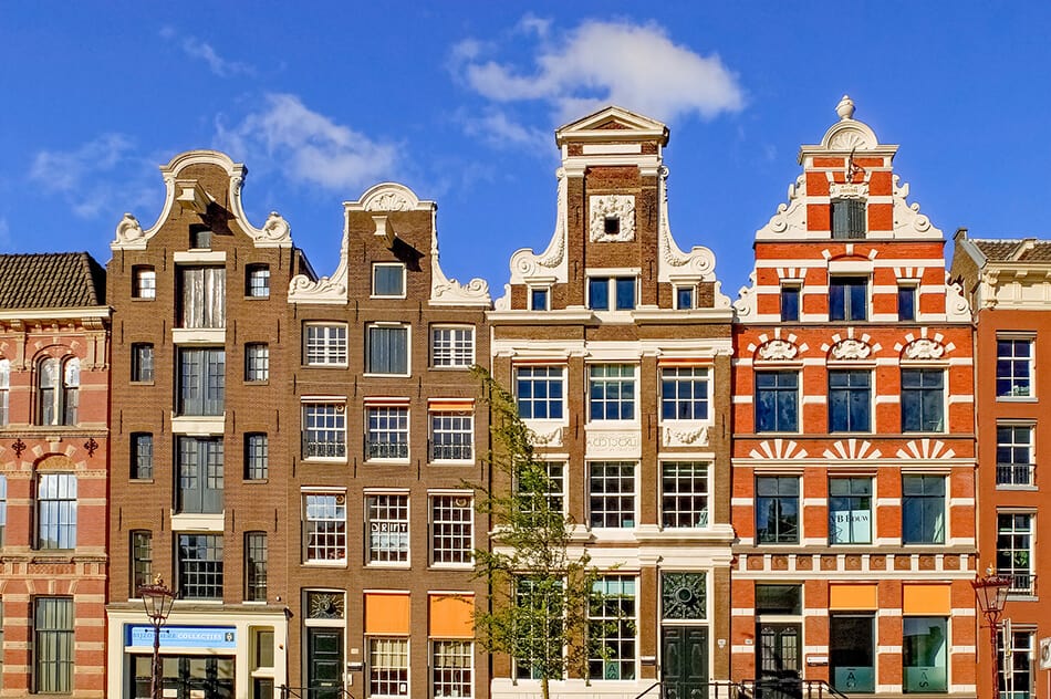 Cosa visitare ad Amsterdam - le tradizionali casette colorate lungo i canali