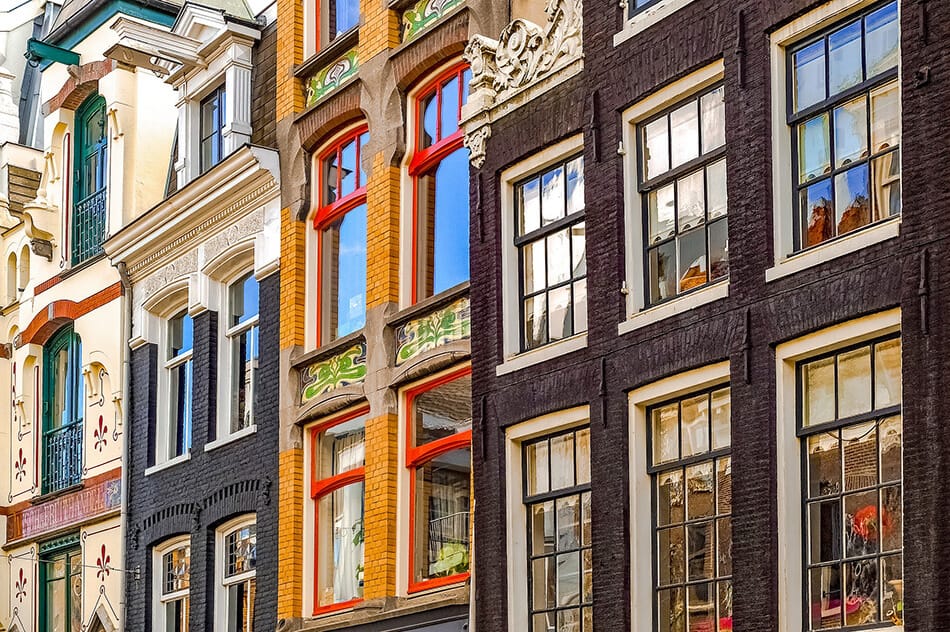 Primo piano degli edifici tradizionali in mattoni ad Amsterdam lungo un canale