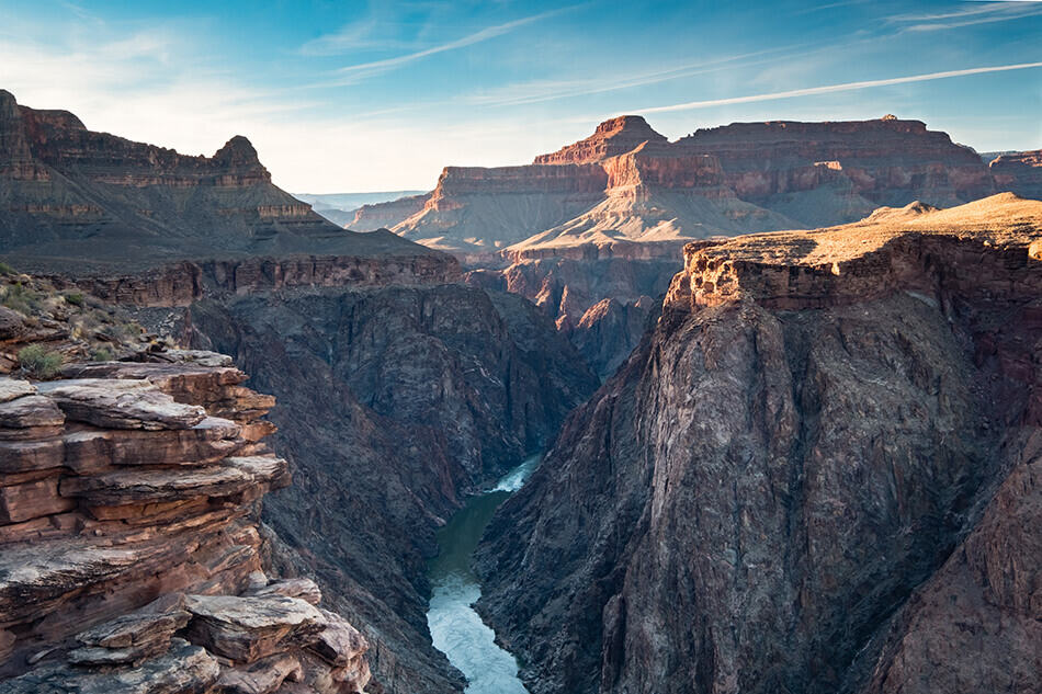 Fiume Colorado sul fondo del Grand Canyon al tramonto