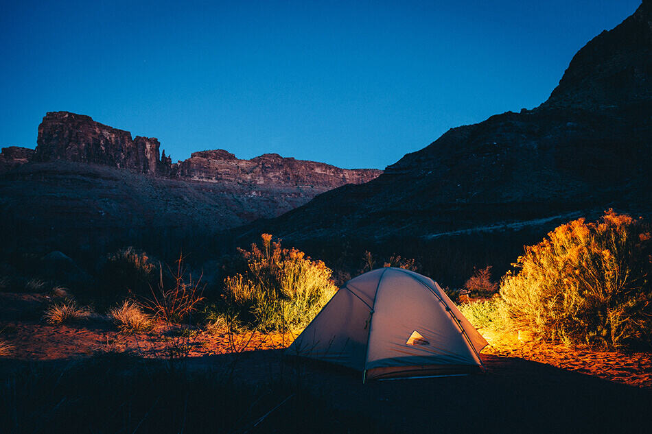 Una tenda per campeggiatori di notte al Parco Nazionale del Grand Canyon