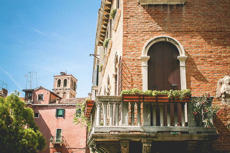 Palazzo storico a Venezia in primavera con vasi pieni di fiori