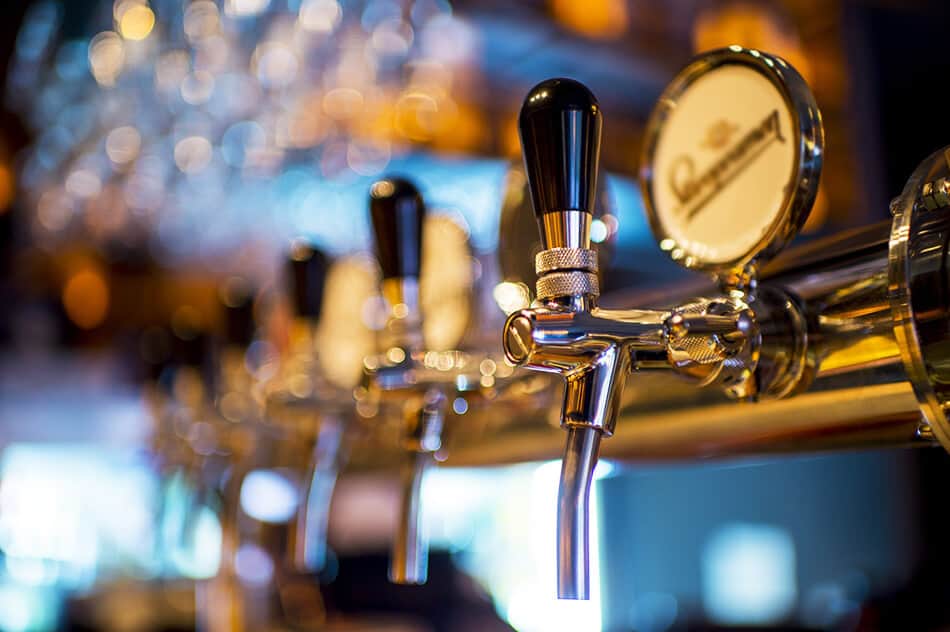 Spillatore di birra professionale in un pub irlandese a Cork