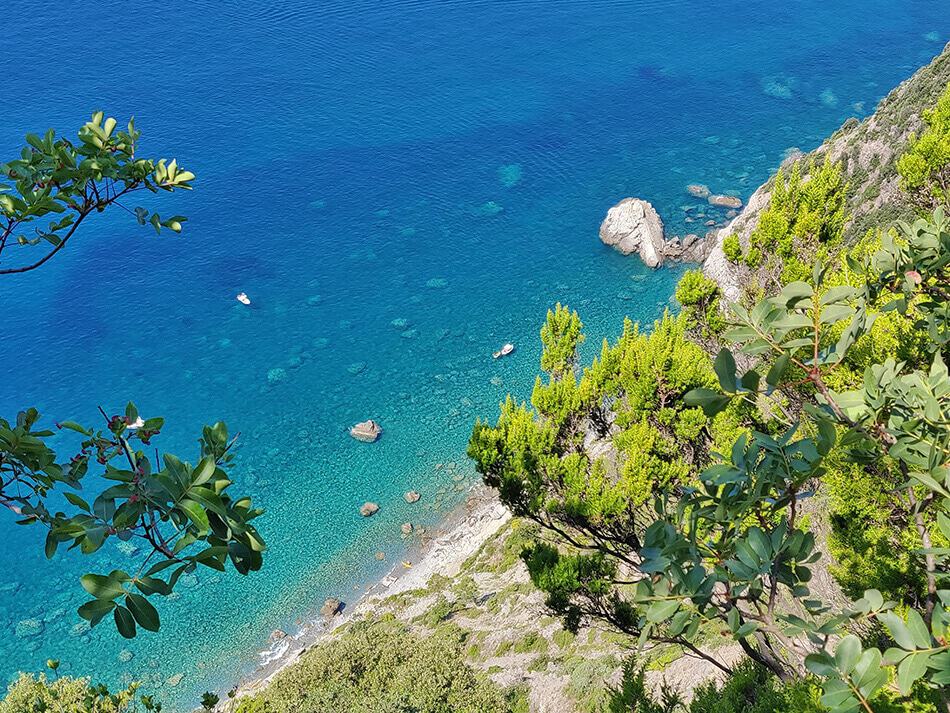 Panoramica di uno dei tour lungo la Costiera Amalfitana: acque trasparenti e costoni rocciosi