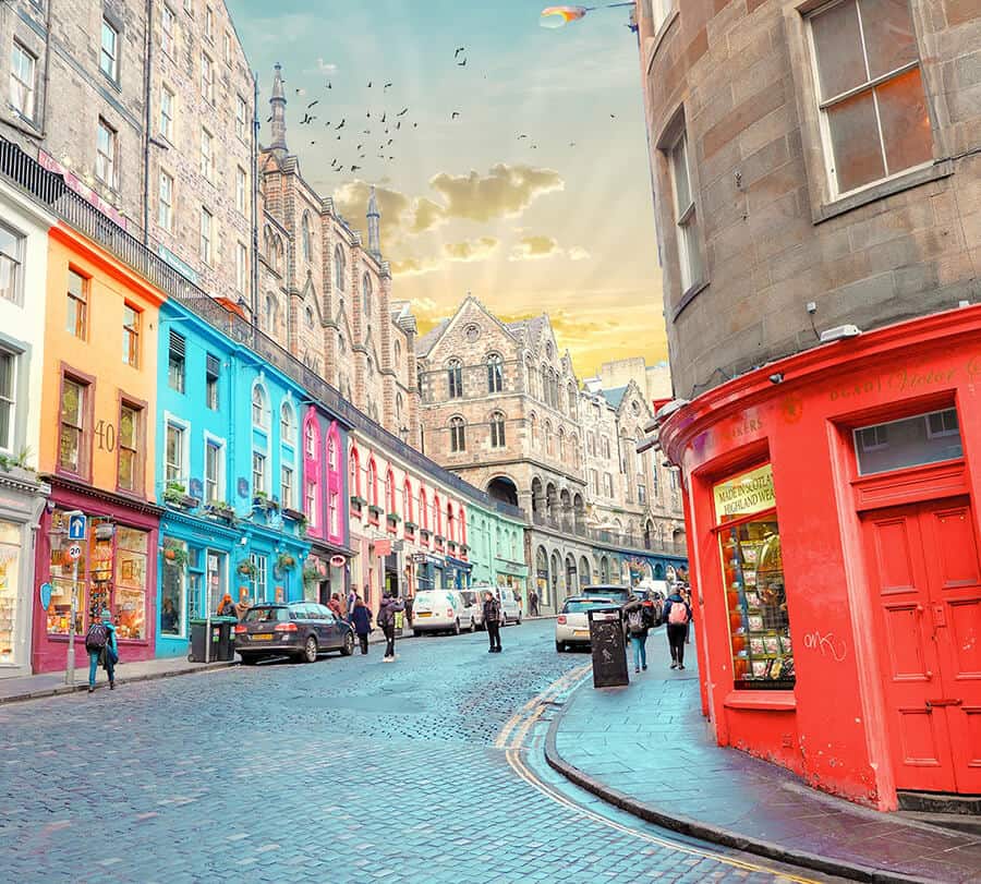 4 days in Scotland - Colorful houses at "Diagon Alley" in Edinburgh a must see for every trip to Scotland
