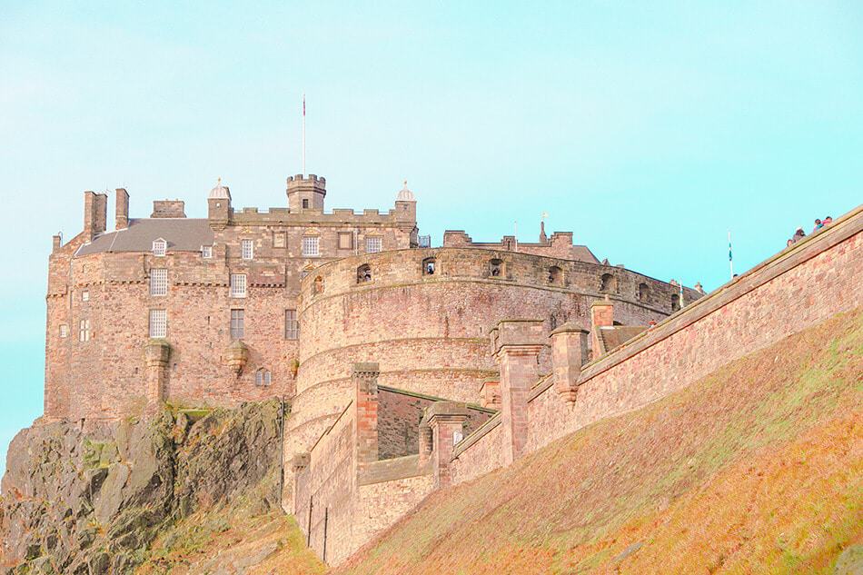 4 days in Scotland - View of Edinburgh Castle perched up on its hill in Edinburgh (Scotland)