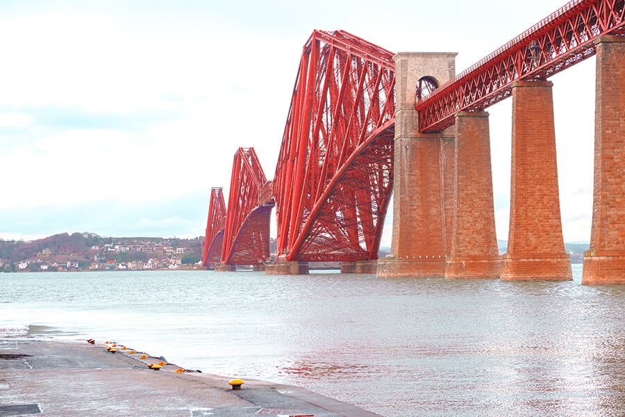 Foto di Forth Bridge il ponte ferroviario rosso fuoco in Scozia