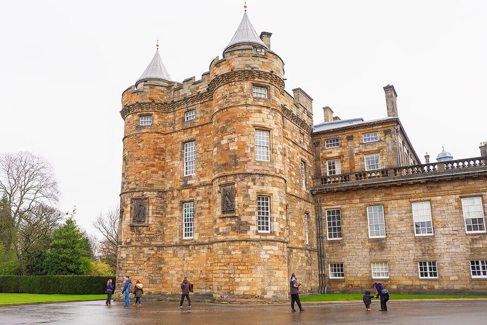 Panoramica del Palazzo di Holyroodhouse residenza reale della Regina in Scozia