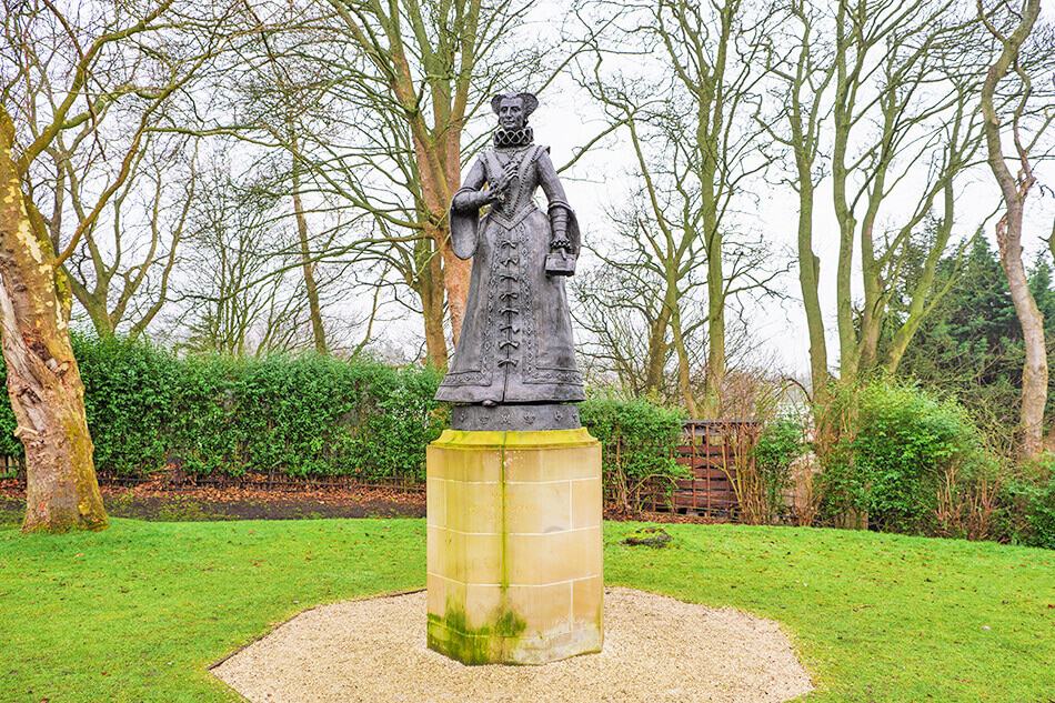 Statua di Maria Stuarda nel cortile di Linlithgow Castle