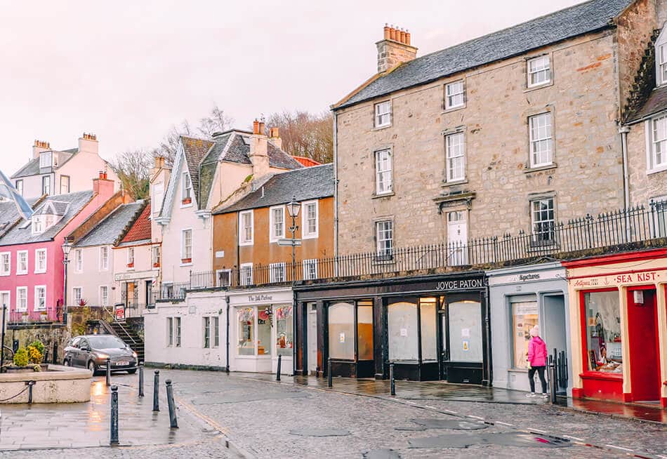 4 days in Scotland - Colorful houses and shops at South Queensferry a fairytale village in Scotland