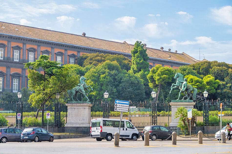 I Cavalli di Bronzo davanti al giardino del Palazzo Reale di Napoli