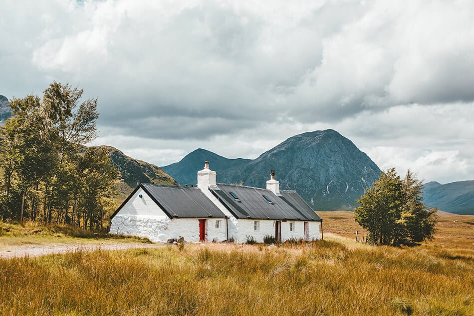 Casa bianca in pietra in mezzo alle campagne scozzesi del Fife