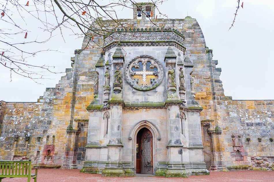 L'ingresso principale della Rosslyn Chapel in una giornata uggiosa