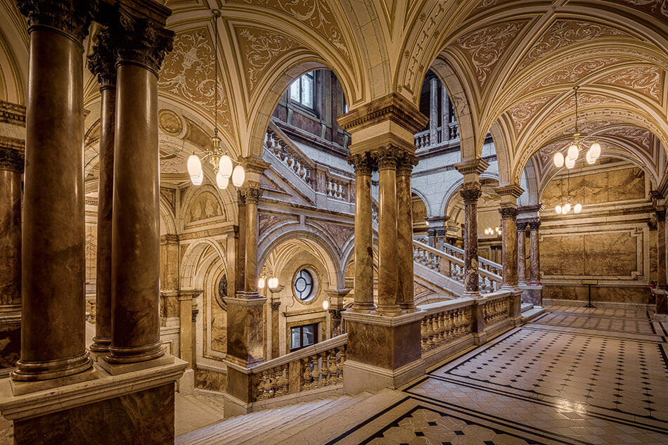 L'interno del Glasgow City Chambers con scale in marmo e colonne intarsiate