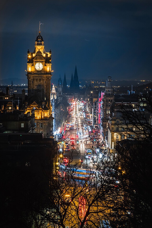 Foto notturna della torre dell'Hotel Balmoral a Edimburgo che somiglia a Hogwarts nei libri di Harry Potter