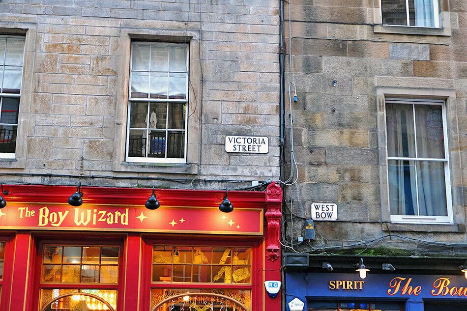 Ingresso del negozio Diagon House a Edimburgo tra Victoria Street e West Bow