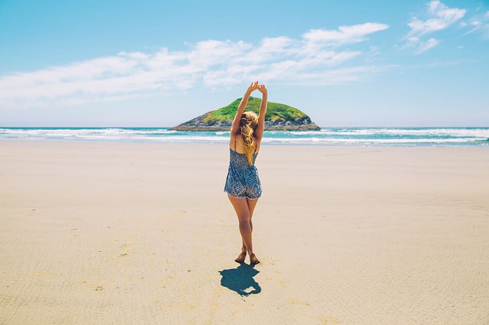 Ragazza con prendisole si gode una giornata di sole in spiaggia sulle isole Keys