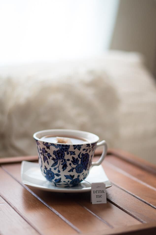 Una tazza da tè decorata con bigliettino "bevimi" in stile Alice nel paese delle meraviglie