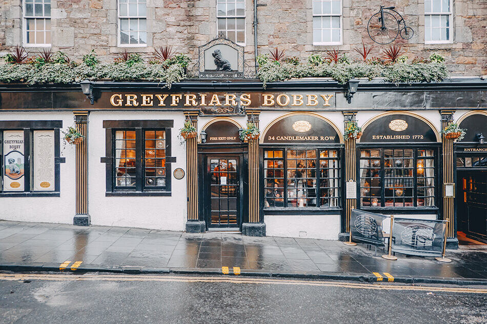 Facciata del Greyfriars Bobby pub a Edimburgo
