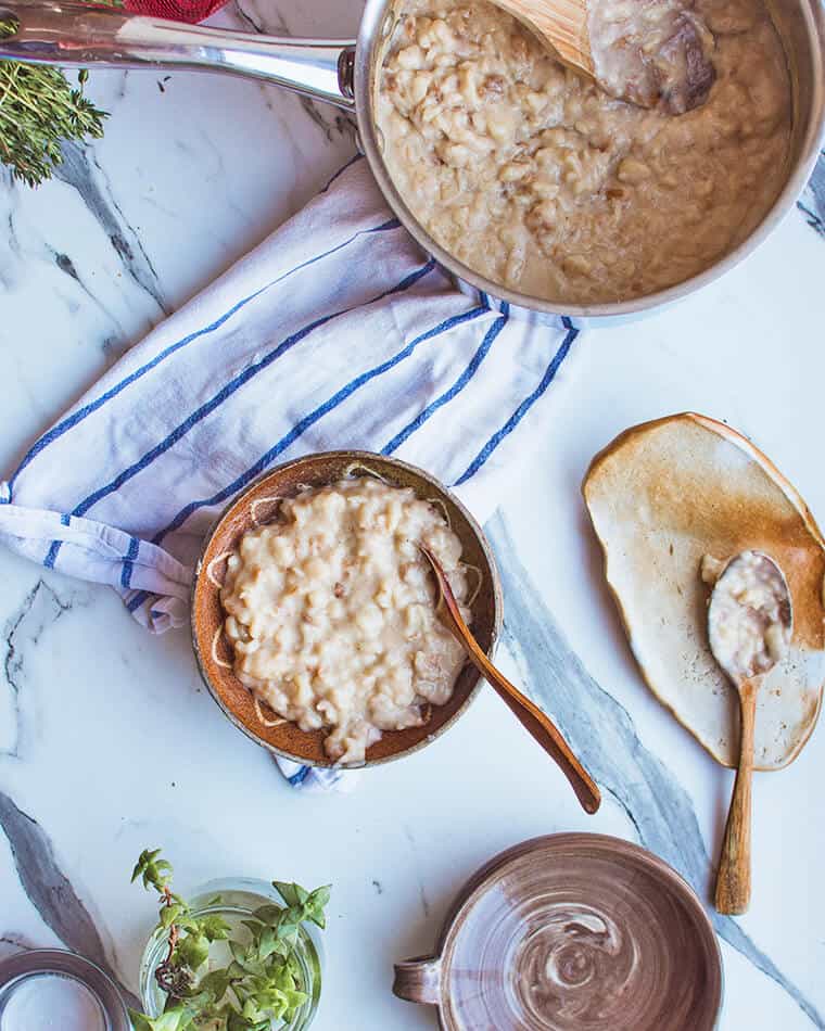 Pudding in scodelle in legno con cucchiai in legno e pane tostato