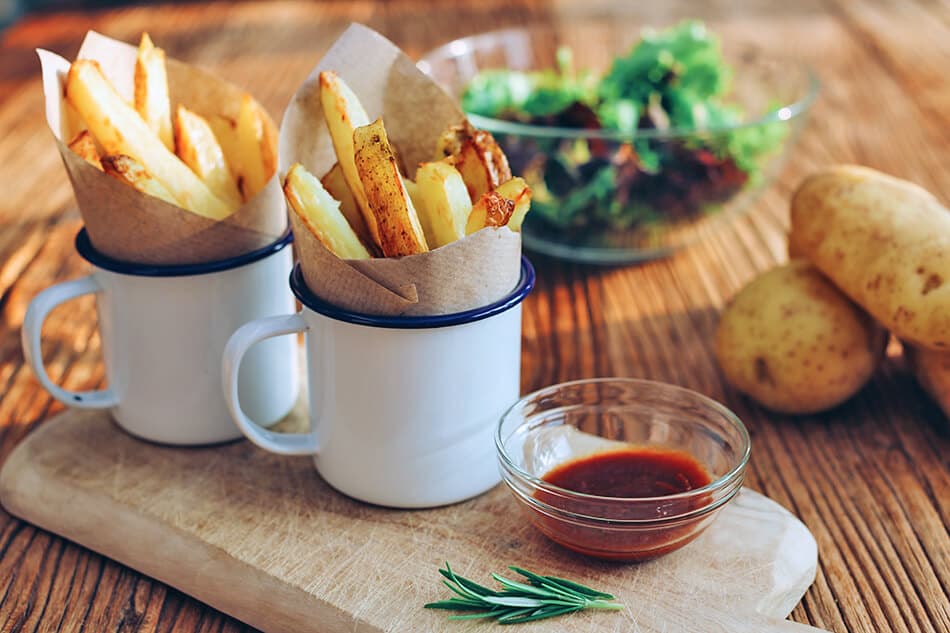 Tazze con all'interno patatine fritte e accanto una porzione di chippy sauce