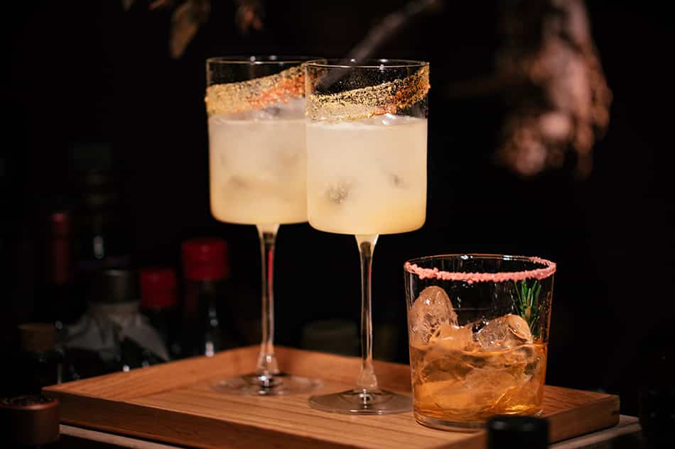 Cocktail serviti in bicchieri eleganti al bar Swift di Londra