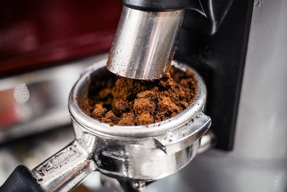 Gaggia coffee machine preparing ground coffee