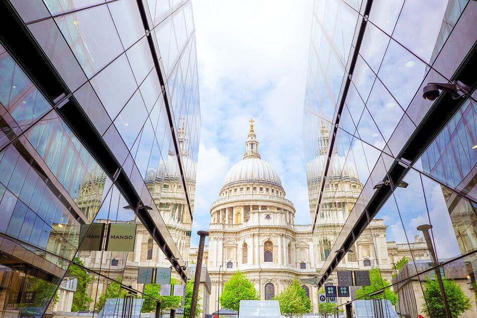 La Cattedrale di St Paul a Londra riflessa negli specchi dei palazzi circostanti