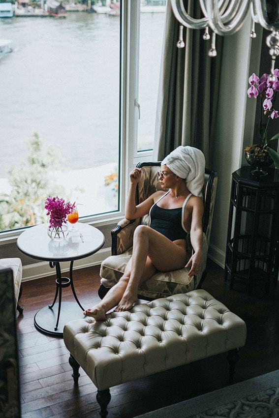 Vacanze a Positano: donna in costume e turbante si rilassa in una camera dell'hotel La Sireneuse